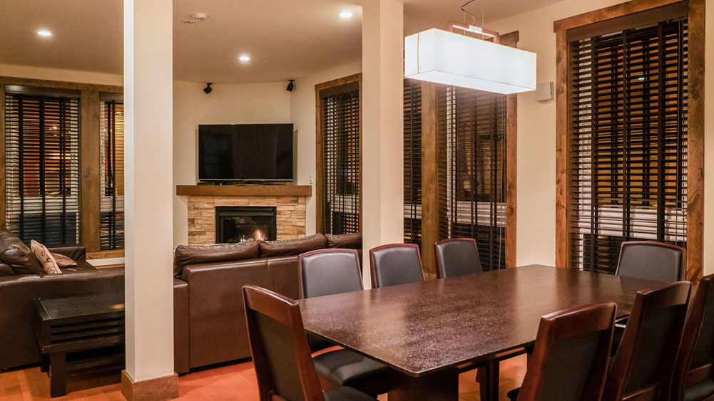 Gouka Chalet - dining and living rooms